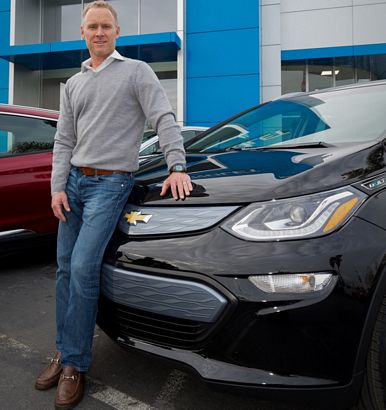 Steve Henry takes delivery of his 2017 Chevrolet Bolt EV 