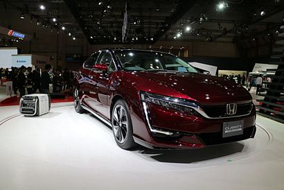 2017 Honda Clarity front 3/4 view