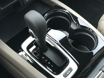 2017 Honda Ridgeline AWD RTL-E 6-speed transmission selector lever