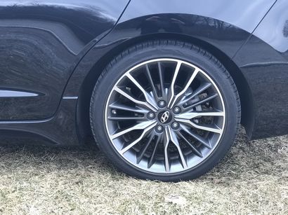 2017 Hyundai Elantra Sport 17-inch alloy wheel