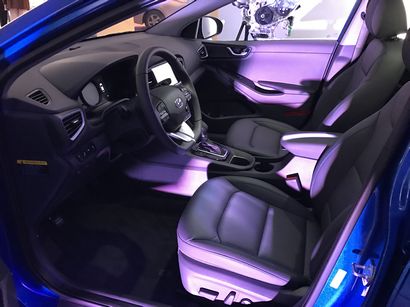 2017 Hyundai Ioniq Hybrid front seats