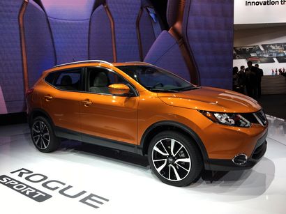 2017 Nissan Rogue Sport side 3/4 view