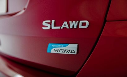 2017 Nissan Rogue Hybrid SL AWD hatch badges detail
