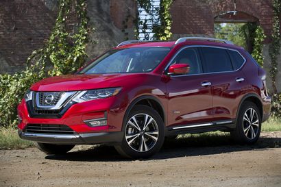 2017 Nissan Rogue Hybrid SL AWD front 3/4 view