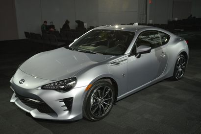 2017 Toyota 86 front 3/4 view