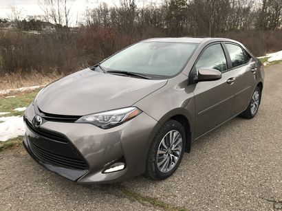 2017 Toyota Corolla XLE front 3/4 view