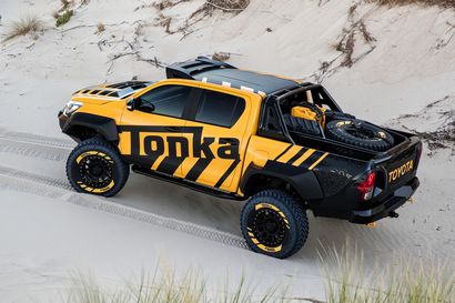 Toyota HiLux Tonka Concept side 7/8 view overhead shot