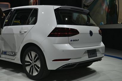 2017 Volkswagen e-Golf rear fascia detail