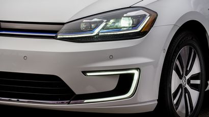 2017 Volkswagen e-Golf front lights detail